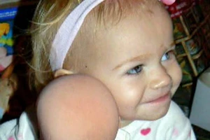 Bé gái 11 tháng tưổi tử vong do bị bỏ quên trong xe ôtô