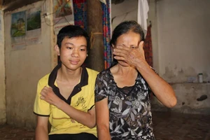 Con đỗ thủ khoa, mẹ cha mếu máo