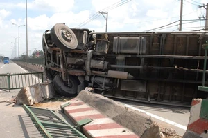 Tránh vụ tai nạn, tài xế đâm vào dải phân cách khiến xe tải lật nhào