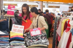 Tiểu thương tổng xả hàng để rời khỏi Thương xá Tax