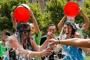 Làn sóng 'Thử thách nước đá': Lợi và hại khi đổ nước đá lên đầu