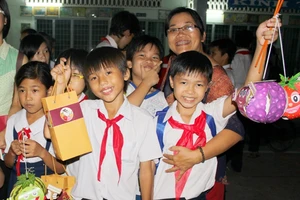 Ấm áp 'Đêm hôi trăng rằm' tại trường Phổ cập giáo dục phường 12