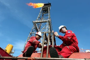 Lương trong ngành dầu khí phải giảm