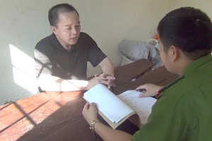 Khởi tố đối tượng hành hạ bé trai khuyết tật trong khách sạn