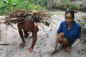 Chồng bò vợ lết mưu sinh