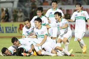 U19 HAGL hạ đàn anh bằng loạt đấu súng, vào chơi chung kết