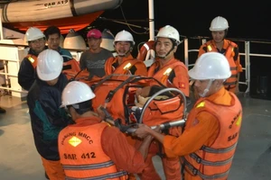 Cấp cứu hai ngư dân bị nạn nguy kịch trên biển