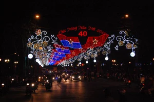 Dòng người đổ về trung tâm Sài Gòn xem pháo hoa