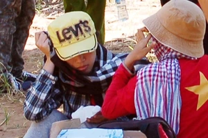 Trắng đêm tìm 20 sinh viên lạc trên núi Bà Đen