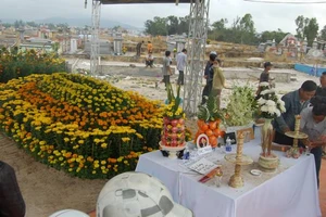 Mộ ông Nguyễn Bá Thanh được phủ đầy hoa