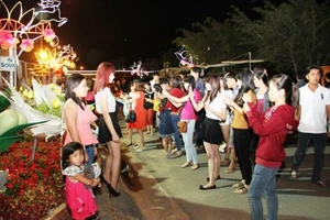 Giữ xe đường hoa chặt chém du khách