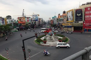 Sài Gòn ngày phố thưa, người vắng, tràn ngập nắng