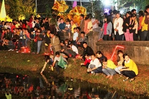 Sôi động lễ hội chợ Đình Bích La