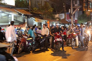 Khách Sài Gòn đứng ở đường chờ vào quán nhậu dịp đầu năm