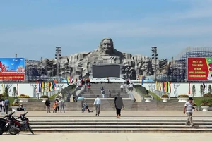 Chiêm ngưỡng tượng đài Mẹ Việt Nam Anh hùng lớn nhất nước