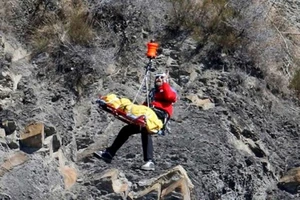 Cận cảnh công việc của các điều tra viên tại hiện trường Airbus A320