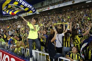 Đội bóng Fenerbahce bị những tay súng tấn công trực diện