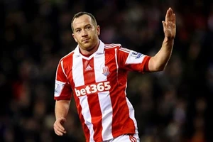 Charlie Adam lập siêu phẩm khó tin vào lưới Chelsea