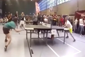 Clip hai cao thủ chơi bóng bàn bằng đầu cực đỉnh