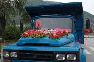 Chú rể 'chơi trội' khi đón dâu bằng... đoàn xe tải