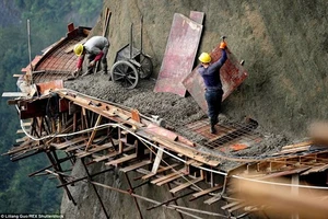 'Bán mạng' xây dựng con đường nguy hiểm nhất Trung Quốc