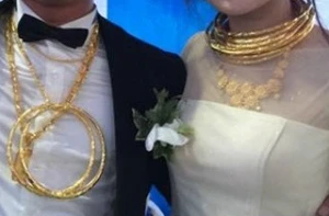 Cô dâu chú rể đeo vàng đầy người trong đám cưới ở Hà Tĩnh