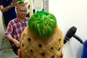 Câu like Facebook, chàng trai Hà Nội phải tạo tóc quả dứa