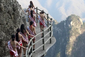 Màn catwalk ở độ cao 2.000m của thí sinh hoa hậu bikini