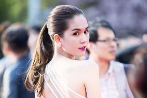 Ngọc Trinh lưng trần sexy trên thảm đỏ Hàn Quốc