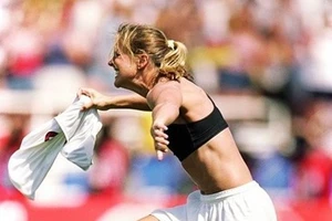 10 pha ăn mừng bàn thắng hài hước nhất