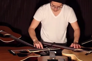 Chơi nhạc bằng 5 cây guitar một lúc