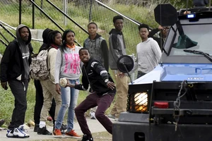 Clip cảnh sát Mỹ rút lui trước 'mưa đá' của người bạo động