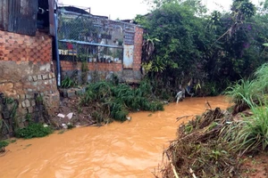Mưa lớn, một phụ nữ rớt xuống kênh trôi mất tích