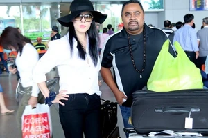 Ca sĩ Thu Phương được chồng 'tháp tùng' về nước