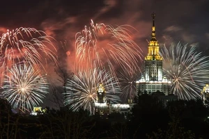 Pháo hoa rực sáng bầu trời Moscow mừng 70 năm Chiến thắng