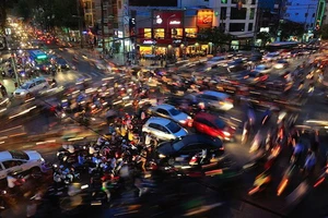 Đi đứng kiểu này, sao không tai nạn!