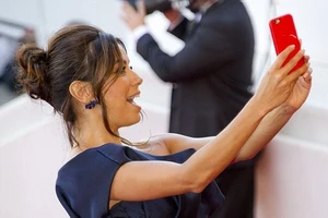 Bất chấp lệnh cấm, sao nữ vẫn “tự sướng” tại Cannes