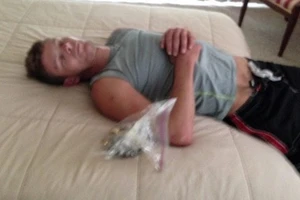 Tên trộm bị tóm vì ngủ quên trong khi “hành nghề”