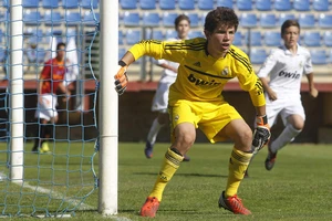 Đẩy ba quả 11 m, con trai Zidane giúp U17 Pháp vào chung kết