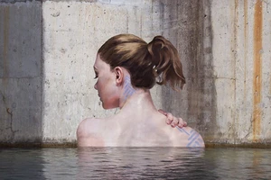 Thẫn thờ trước những bức tranh gái đẹp tắm sông được vẽ trên tường