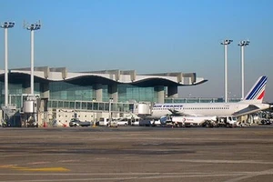 Dọa có bom ở sân bay để hoãn chuyến bay của bạn gái