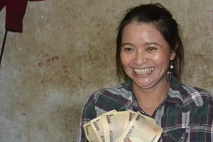 Clip chị Hồng ve chai đến ngân hàng nhận 5 triệu yen