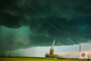 Clip kỳ thú vòi rồng trên bầu trời nước Mỹ