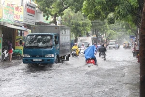 TP.HCM: Mưa lớn, nhiều tuyến đường ngập nặng