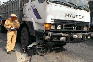 Xe tải cuốn xe máy, một người nguy kịch 