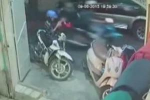 Clip cô gái bị mất iPhone khi đứng lướt Facebook trên vỉa hè