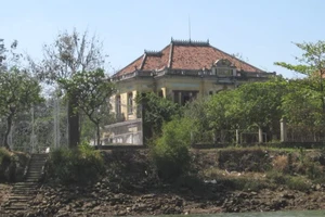 ‘Nhà lầu ông Phủ’, ẩn mình trong hoang phế