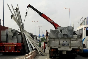 Hàng chục tấn sắt “rơi tự do” khiến người đi đường đứng tim