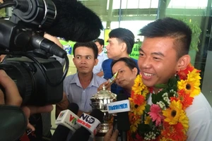 Chùm ảnh: Lý Hoàng Nam rạng rỡ ngày về