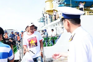 Đưa 11 ngư dân Bình Định bị chìm tàu vào bờ an toàn